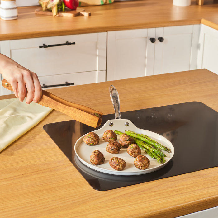 Karaca Swiss Crystal Almond Cream – Crêpière avec poignée en acier inoxydable 28 cm